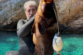 Αιχμές Πολάκη με… ροφό 13,5 κιλών στα χέρια του: «Δεν ψαρεύουμε σε θολά νερά»