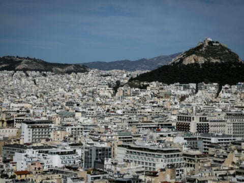 Καυτοί διάλογοι στο κύκλωμα πολεοδομίας: Το «δώρο» των 3.000 ευρώ, τα τηλέφωνα φαντάσματα σε όνομα Κινέζου και το ξέπλυμα σε ακίνητα