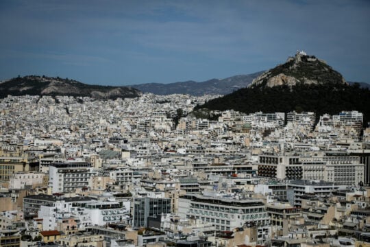 Καυτοί διάλογοι στο κύκλωμα πολεοδομίας: Το «δώρο» των 3.000 ευρώ, τα τηλέφωνα φαντάσματα σε όνομα Κινέζου και το ξέπλυμα σε ακίνητα