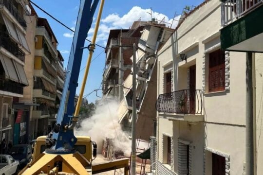 Πετράλωνα: Καρέ-καρέ η κατάρρευση της 4ώροφης πολυκατοικίας [βίντεο]