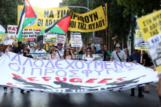 Πύλος: Πορεία μνήμης για το πολύνεκρο ναυάγιο, τρία χρόνια μετά – «Να μπουν στη φυλακή οι δολοφόνοι» [εικόνες – βίντεο]