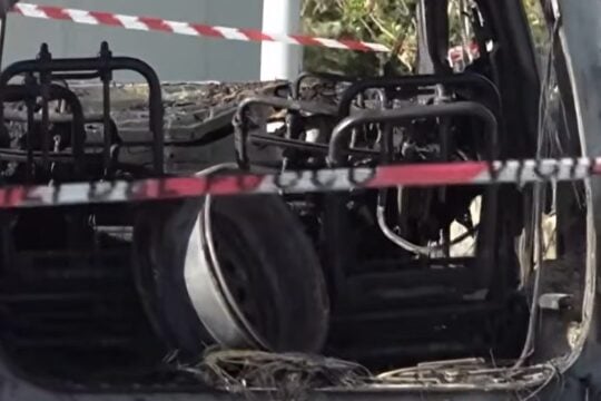 Αποτρόπαιο έγκλημα στην Ιταλία: Έκαψαν ζωντανούς τέσσερις μετανάστες μέσα σε αυτοκίνητο [βίντεο]