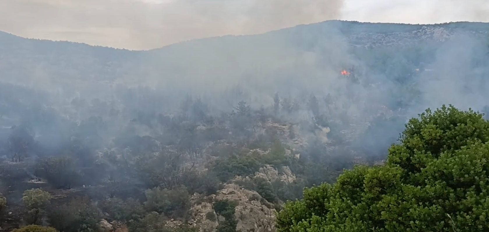 Σε ύφεση η φωτιά στο Λουτράκι – Συνελήφθη 70χρονος