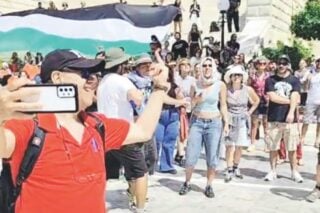 Ισραηλινοί τουρίστες υψώνουν το μεσαίο δάχτυλο σε διαδηλωτές