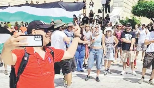 Ισραηλινοί τουρίστες υψώνουν το μεσαίο δάχτυλο σε διαδηλωτές