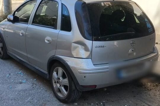 Αιγάλεω: Μεθυσμένος οδηγός φορτηγού προκάλεσε φθορές σε έξι σταθμευμένα αυτοκίνητα [βίντεο]