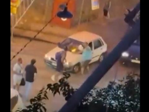Σεπόλια: Οδηγοί μηχανών κυνηγιόντουσαν και καυγάδιζαν μέσα στη μέση του δρόμου [βίντεο]