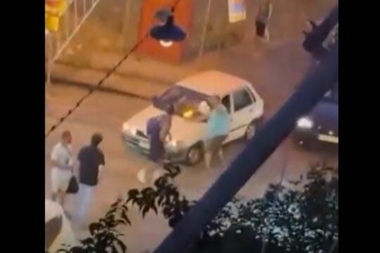 Σεπόλια: Οδηγοί μηχανών κυνηγιόντουσαν και καυγάδιζαν μέσα στη μέση του δρόμου [βίντεο]