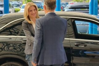 Σε ποιον ανήκει το θηριώδες αυτοκίνητο που χρησιμοποιεί η Καρυστιανού;