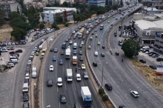 Ουρές άνω των 10 χιλιομέτρων στον Κηφισό λόγω ατυχημάτων – Μαρτύριο για τους οδηγούς στο ρεύμα προς Λαμία [βίντεο]