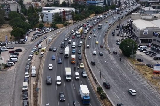 Ουρές άνω των 10 χιλιομέτρων στον Κηφισό λόγω ατυχημάτων – Μαρτύριο για τους οδηγούς στο ρεύμα προς Λαμία [βίντεο]
