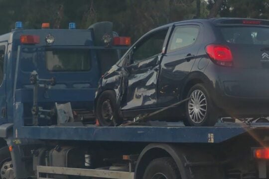 Επεισοδιακή καταδίωξη απατεώνων που παρίσταναν εργαζόμενους του «ΔΕΔΔΗΕ» – Έπεσαν σε τρία εν κινήσει οχήματα [βίντεο]