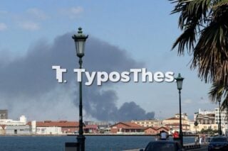 Φωτιά στην Πειραία Θεσσαλονίκης: Μήνυμα 112 για τους πυκνούς καπνούς – «Κλείστε πόρτες και παράθυρα»