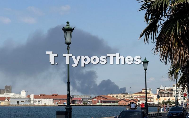 Φωτιά στην Περαία Θεσσαλονίκης: Μήνυμα 112 για τους πυκνούς καπνούς – «Κλείστε πόρτες και παράθυρα»