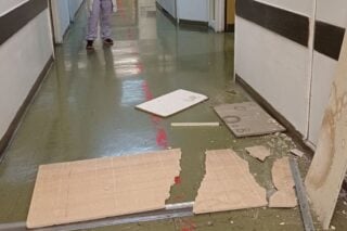 Θράσιο: Ξεκόλλησε ταβάνι πάνω από τα κεφάλια ασθενών – Αντίστοιχες ζημιές σε άλλα 8 σημεία καταγγέλει το σωματείο [εικόνες]