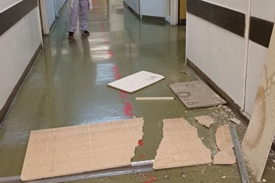 Θράσιο: Ξεκόλλησε ταβάνι πάνω από τα κεφάλια ασθενών – Αντίστοιχες ζημιές σε άλλα 8 σημεία καταγγέλει το σωματείο [εικόνες]