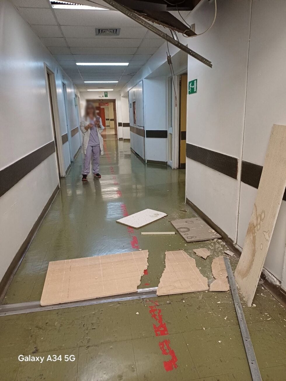 Θράσιο: Ξεκόλλησε ταβάνι πάνω από τα κεφάλια ασθενών – Αντίστοιχες ζημιές σε άλλα 8 σημεία καταγγέλει το σωματείο [εικόνες]