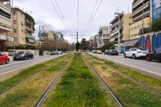 Οι οδηγοί των τραμ καταγγέλλουν τον δήμο Γλυφάδας για τα χόρτα στις γραμμές – Προειδοποιούν για στάση εργασίας