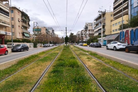 Οι οδηγοί των τραμ καταγγέλλουν τον δήμο Γλυφάδας για τα χόρτα στις γραμμές – Προειδοποιούν για στάση εργασίας
