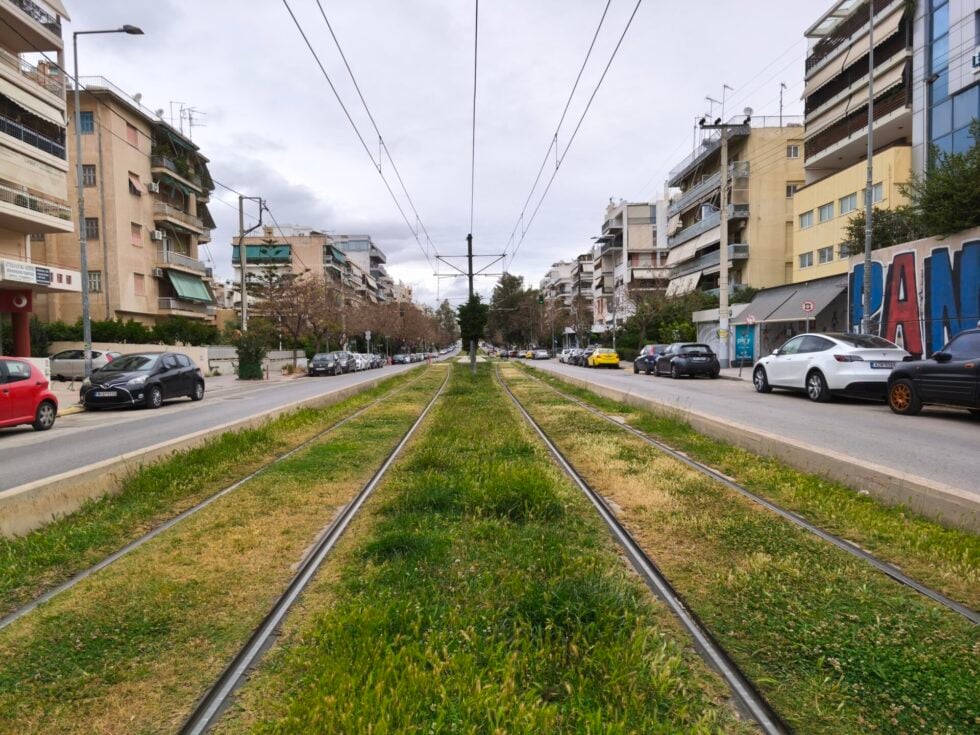 Οι οδηγοί των τραμ καταγγέλλουν τον δήμο Γλυφάδας για τα χόρτα στις γραμμές – Προειδοποιούν για στάση εργασίας