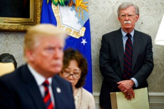 CNN: Ένοχος για «κακό χειρισμό απόρρητων εγγράφων» θα δηλώσει πρώην σύμβουλος του Τραμπ και νυν επικριτής του