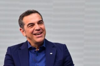 Απάντηση Τσίπρα σε Μητσοτάκη για τα… διπλώματα: «Εκείνος δεν θα μπορούσε να οδηγεί ούτε πατίνι»