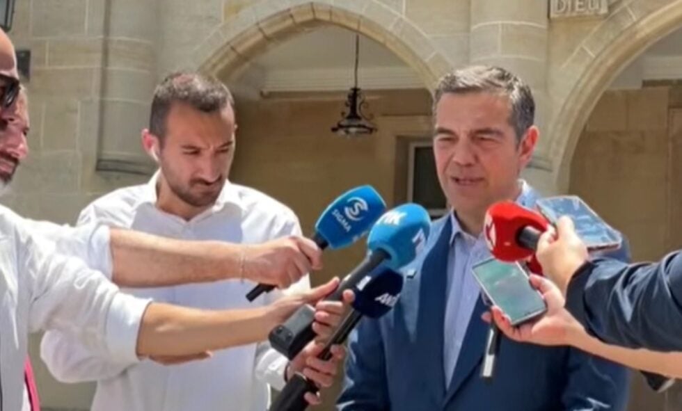Τσίπρας – Χριστοδουλίδης στην Κύπρο: «Πρέπει να επανεκκινήσουν οι συνομιλίες για το Κυπριακό από εκεί όπου σταμάτησαν»