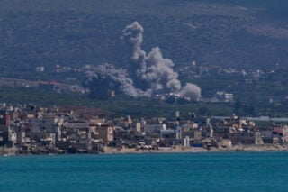 Το Ισραήλ βομβάρδισε την ιστορική πόλη της Τύρου στο Λίβανο σκοτώνοντας 8 ανθρώπους – Μιλάει ξανά για συμφωνία ο Τραμπ