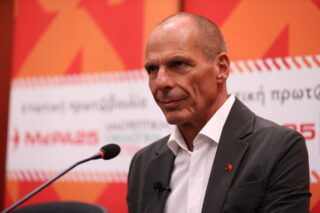 Βαρουφάκης για Τσίπρα: «Εξευτελίζει ανθρώπους που έκαναν τη βρωμοδουλειά για αυτόν»