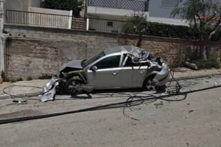Απίστευτες εικόνες στην Ηλιούπολη: Φορτηγό καταπλάκωσε τέσσερα ΙΧ – «Από τύχη δεν είχαμε θύματα» [βίντεο]