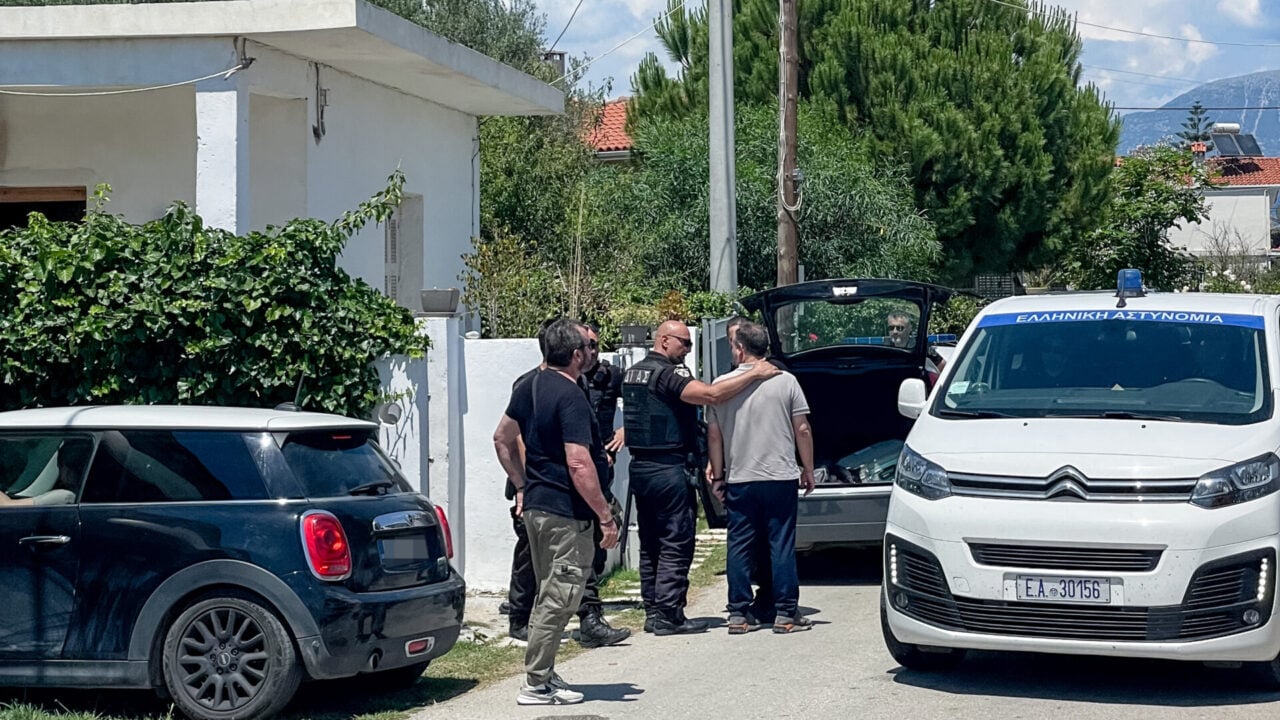 Διπλό φονικό στο Αίγιο: «Καθαρό» από αποτυπώματα το μαχαίρι – Πήγε ξανά στο σπίτι της δολοφονίας ο 65χρονος
