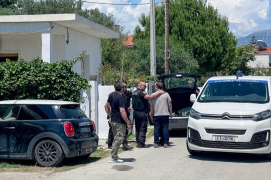 Σοκαρισμένοι οι γείτονες από το διπλό έγκλημα στο Αίγιο: «Κανείς δεν ξέρει μέσα στο σπίτι τι γίνεται» [βίντεο]