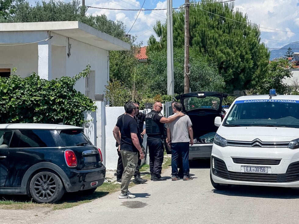 Σοκαρισμένοι οι γείτονες από το διπλό έγκλημα στο Αίγιο: «Κανείς δεν ξέρει μέσα στο σπίτι τι γίνεται» [βίντεο]