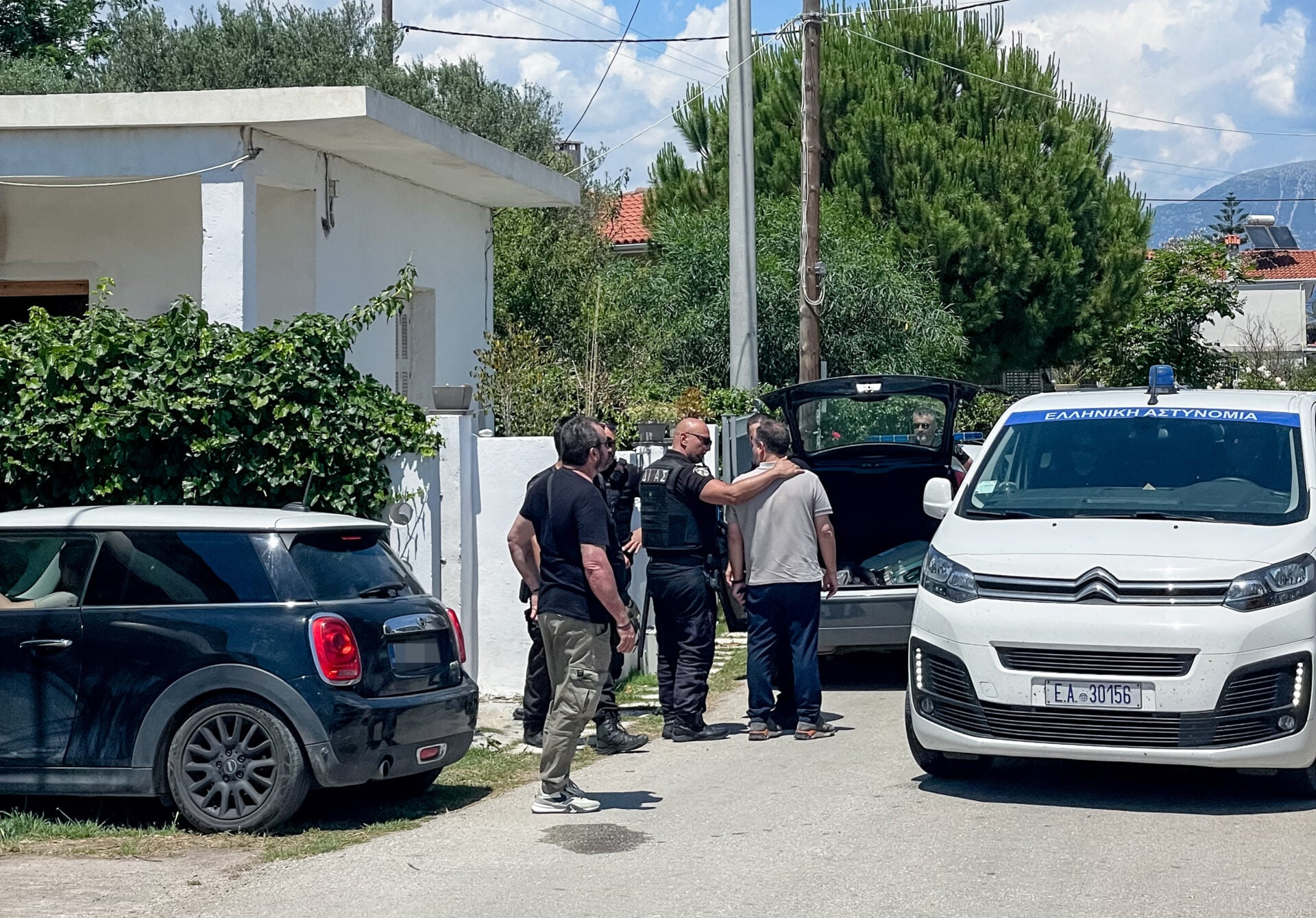 Σοκαρισμένοι οι γείτονες από το διπλό έγκλημα στο 
