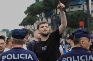 «Ράμα παραιτήσου! Η Αλβανία δεν είναι για πούλημα»: Χιλιάδες διαδήλωσαν στα Τίρανα κατά του σχεδίου Κούσνερ [βίντεο – εικόνες]