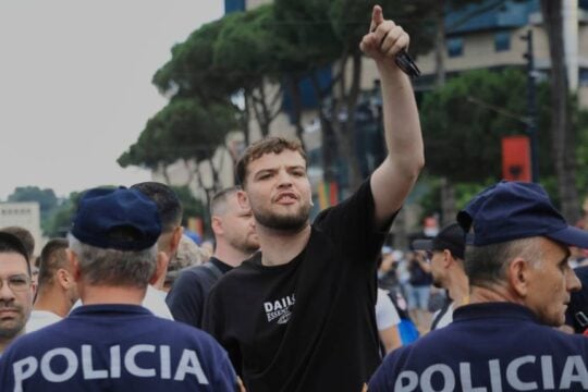 «Ράμα παραιτήσου! Η Αλβανία δεν είναι για πούλημα»: Χιλιάδες διαδήλωσαν στα Τίρανα κατά του σχεδίου Κούσνερ [βίντεο – εικόνες]