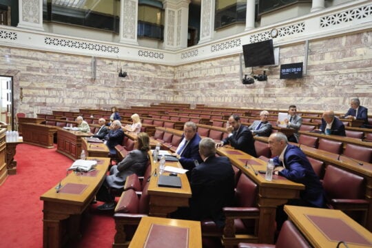 Σφοδρή σύγκρουση στη Βουλή για την αναθεώρηση του άρθρου 86: Μικτό μοντέλο εισηγήθηκε η ΝΔ – Τι προτείνει η αντιπολίτευση