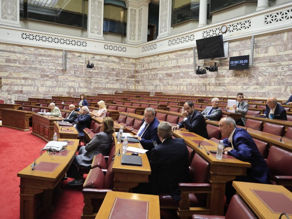 Σφοδρή σύγκρουση στη Βουλή για το άρθρο 86: Μικτό μοντέλο εισηγήθηκε η ΝΔ – Τι προτείνει η αντιπολίτευση