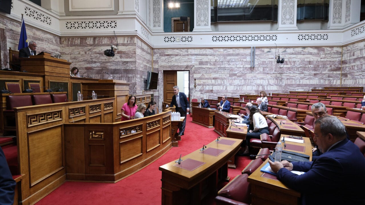 Συνταγματική Αναθεώρηση: Οι δύο ηχηρές γαλάζιες διαφοροποιήσεις και τα ομαδικά πυρά της αντιπολίτευσης