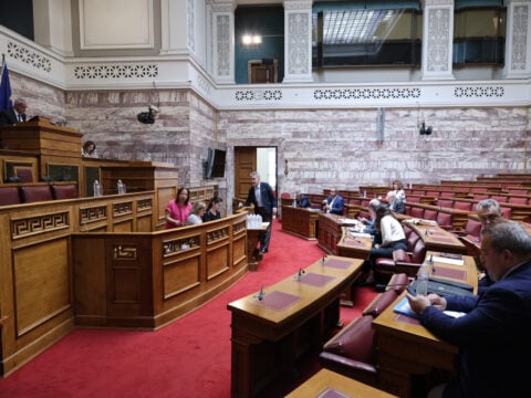 Συνταγματική Αναθεώρηση: Οι δύο ηχηρές γαλάζιες διαφοροποιήσεις και τα ομαδικά πυρά της αντιπολίτευσης