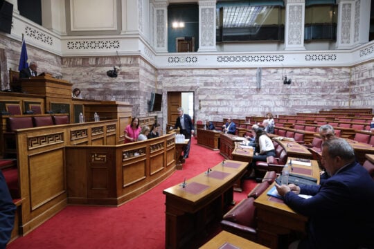 Συνταγματική Αναθεώρηση: Οι δύο ηχηρές γαλάζιες διαφοροποιήσεις και τα ομαδικά πυρά της αντιπολίτευσης