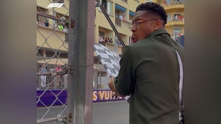 Ο Γιάννης Αντετοκούνμπο κούνησε την καρό σημαία στο Grand Pr