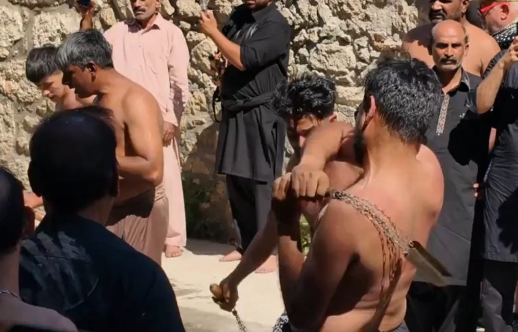 Βίντεο: Το αιματηρό έθιμο των σιιτών μουσουλμάνων [προσοχή: σκληρές εικόνες]