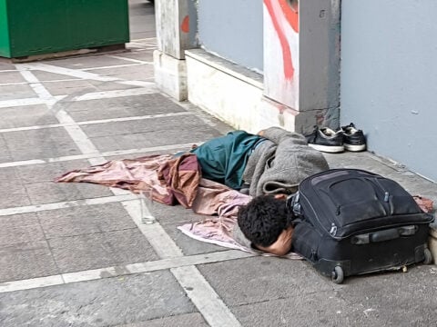 Αστεγοι στην Αθήνα: Το 30% μένει στο δρόμο περισσότερα από πέντε χρόνια – Το 70% έχασε το σπίτι του λόγω οικονομικών προβλημάτων