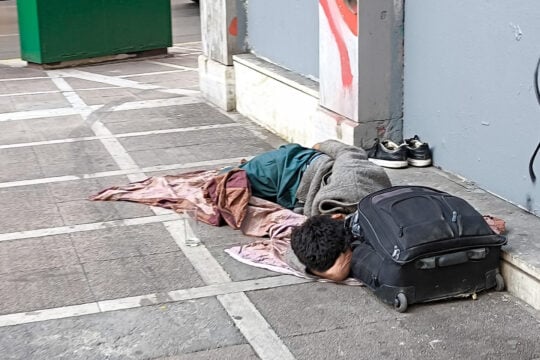 Αστεγοι στην Αθήνα: Το 30% μένει στο δρόμο περισσότερα από πέντε χρόνια – Το 70% έχασε το σπίτι του λόγω οικονομικών προβλημάτων