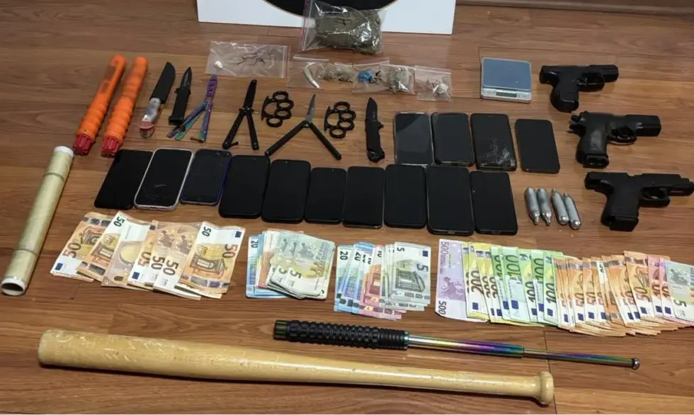 Πουλούσαν ναρκωτικά σε ανήλικα σε παιδικές χαρές και σχολεία: Κυκλοφορούσαν με αυτοκίνητα των 150.000 ευρώ [εικόνες – βίντεο]