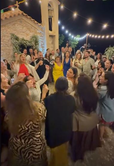 Η Δανάη Μπάρκα παντρεύτηκε στη Μάνη τον αγαπημένο της Φάνη Μπότση [εικόνες]