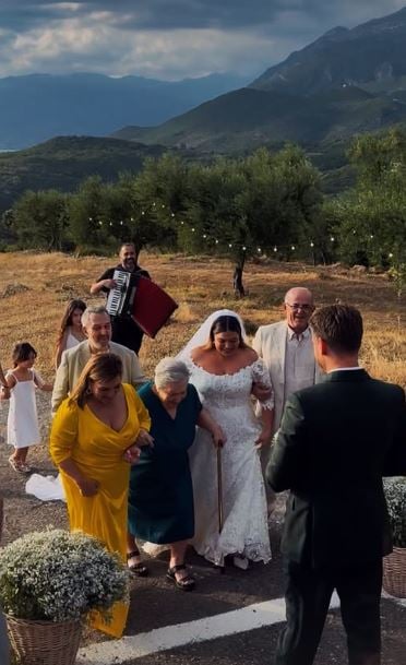 Η Δανάη Μπάρκα παντρεύτηκε στη Μάνη τον αγαπημένο της Φάνη Μπότση [εικόνες]