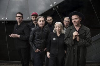Οι σπουδαίοι Belle & Sebastian έρχονται ξανά στην Αθήνα για τα 30 χρόνια του εμβληματικού “If You’re Feeling Sinister”