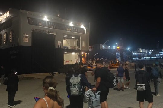Συναγερμός στο Λαύριο: Μπλόκο στο λιμάνι και έλεγχος στο «Blue Star 2» μετά το τηλεφώνημα για βόμβα [βίντεο]